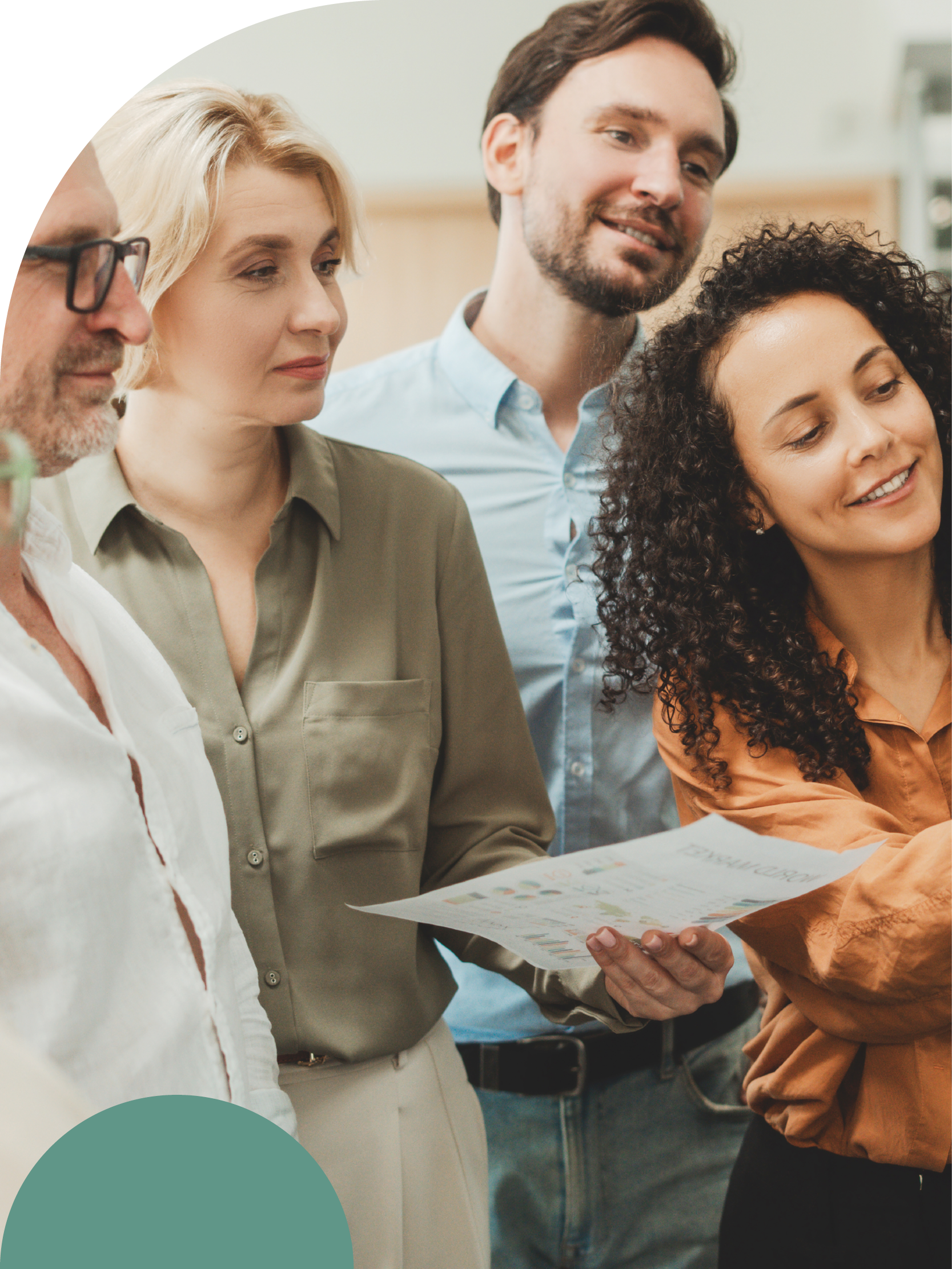 groupe-de-personnes-travaillant-ensemble