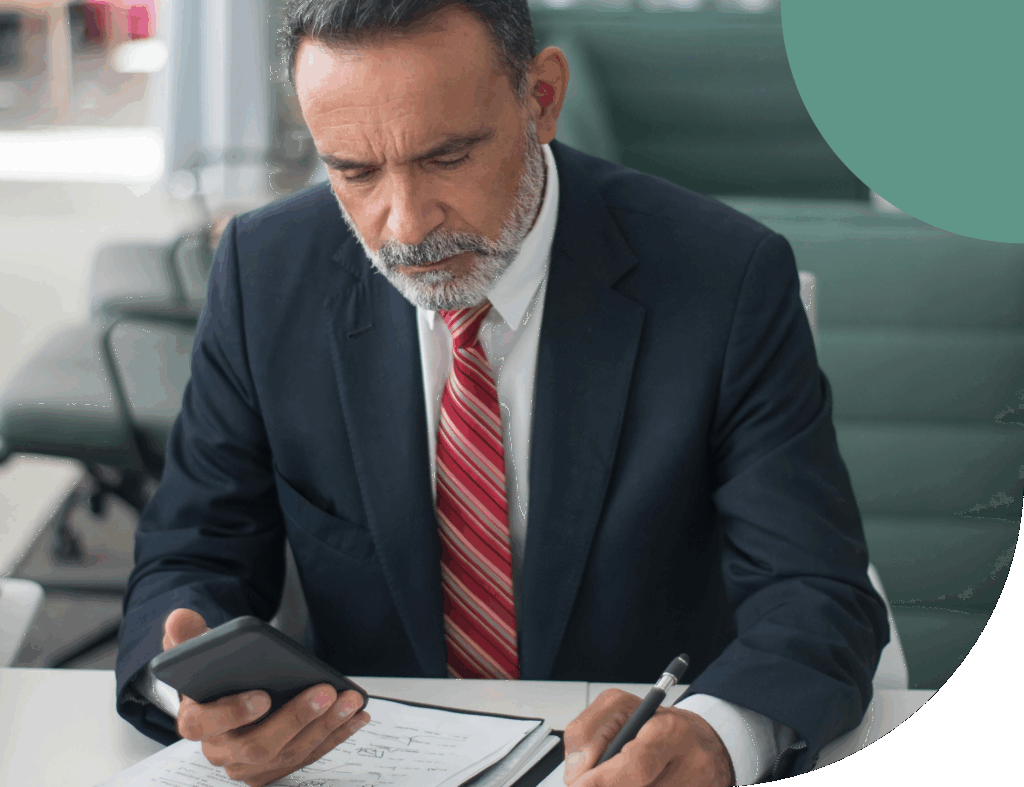 homme-en-cravate-consultant-son-portable