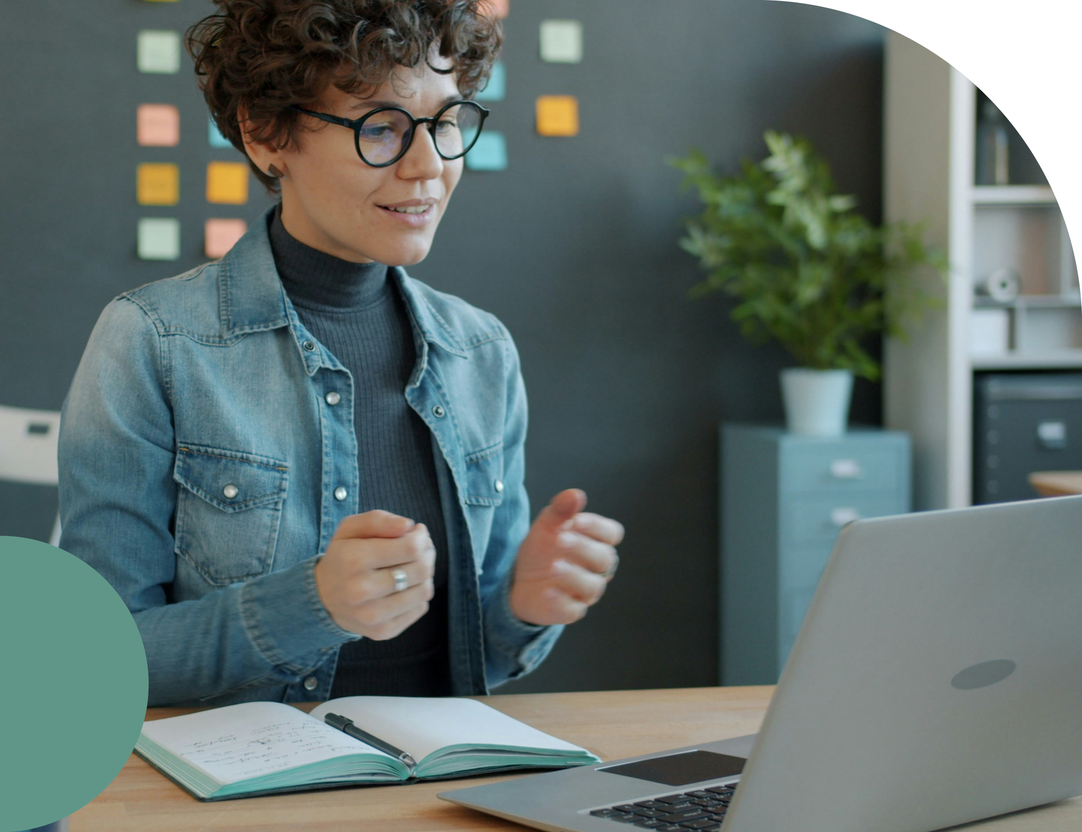 personne-assistant-a-une-reunion-en-ligne