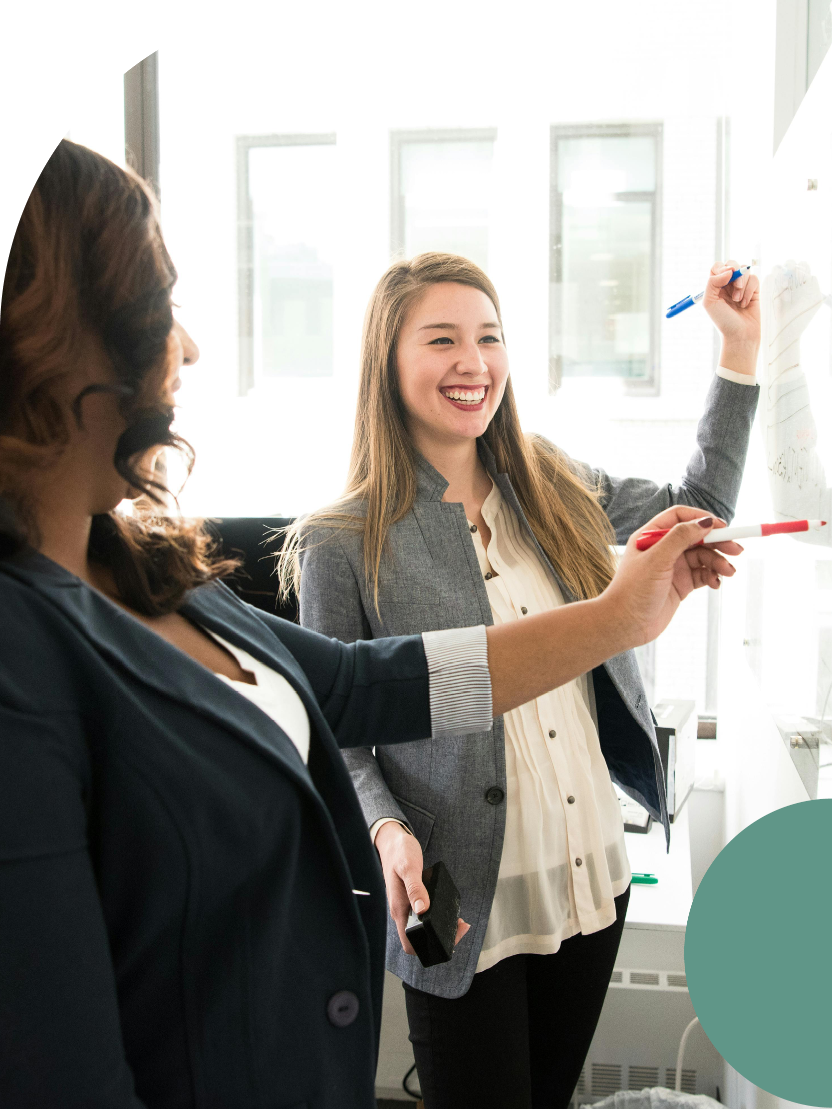 deux-femmes-ecrivant-sur-tableau