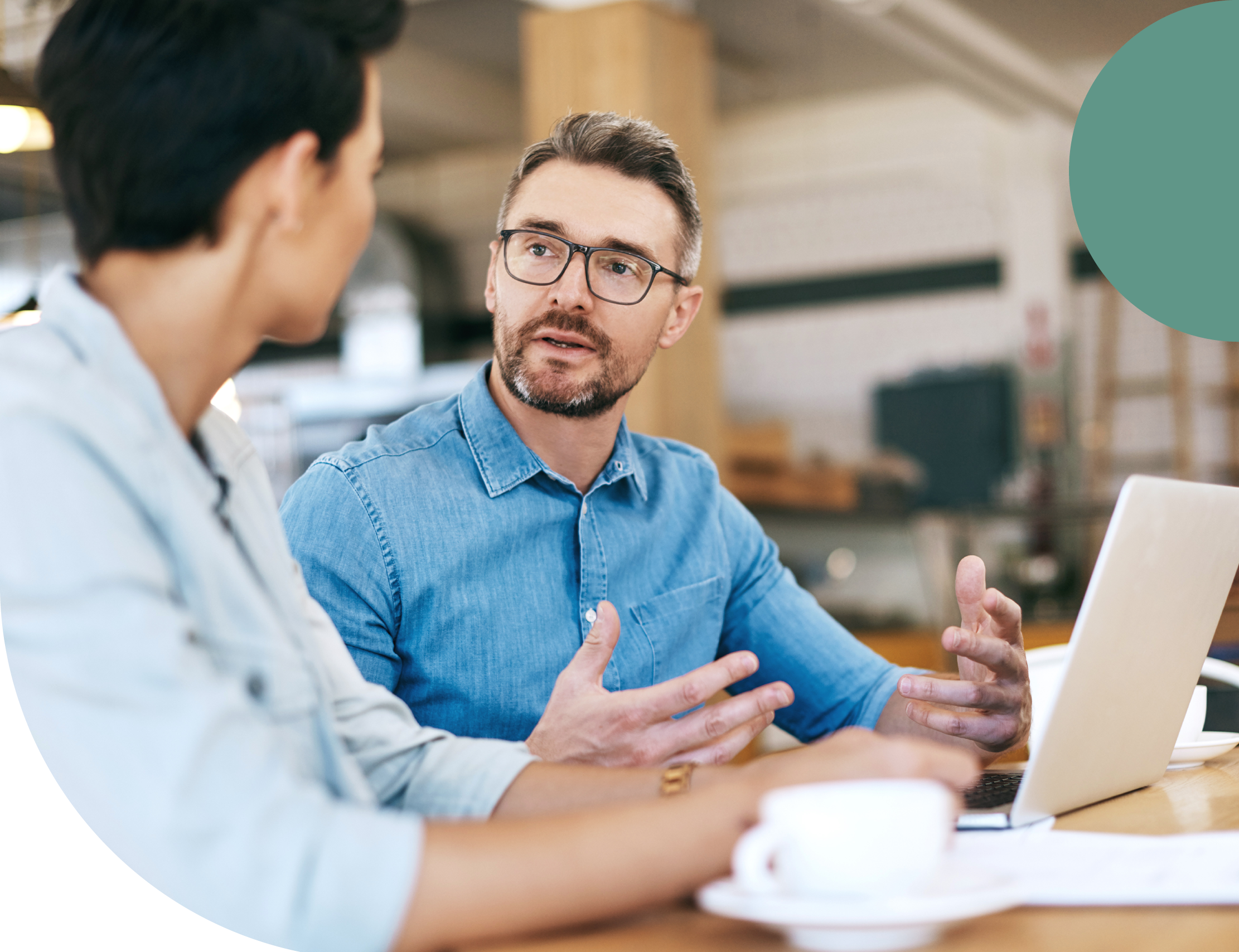 homme-et-femme-discutant