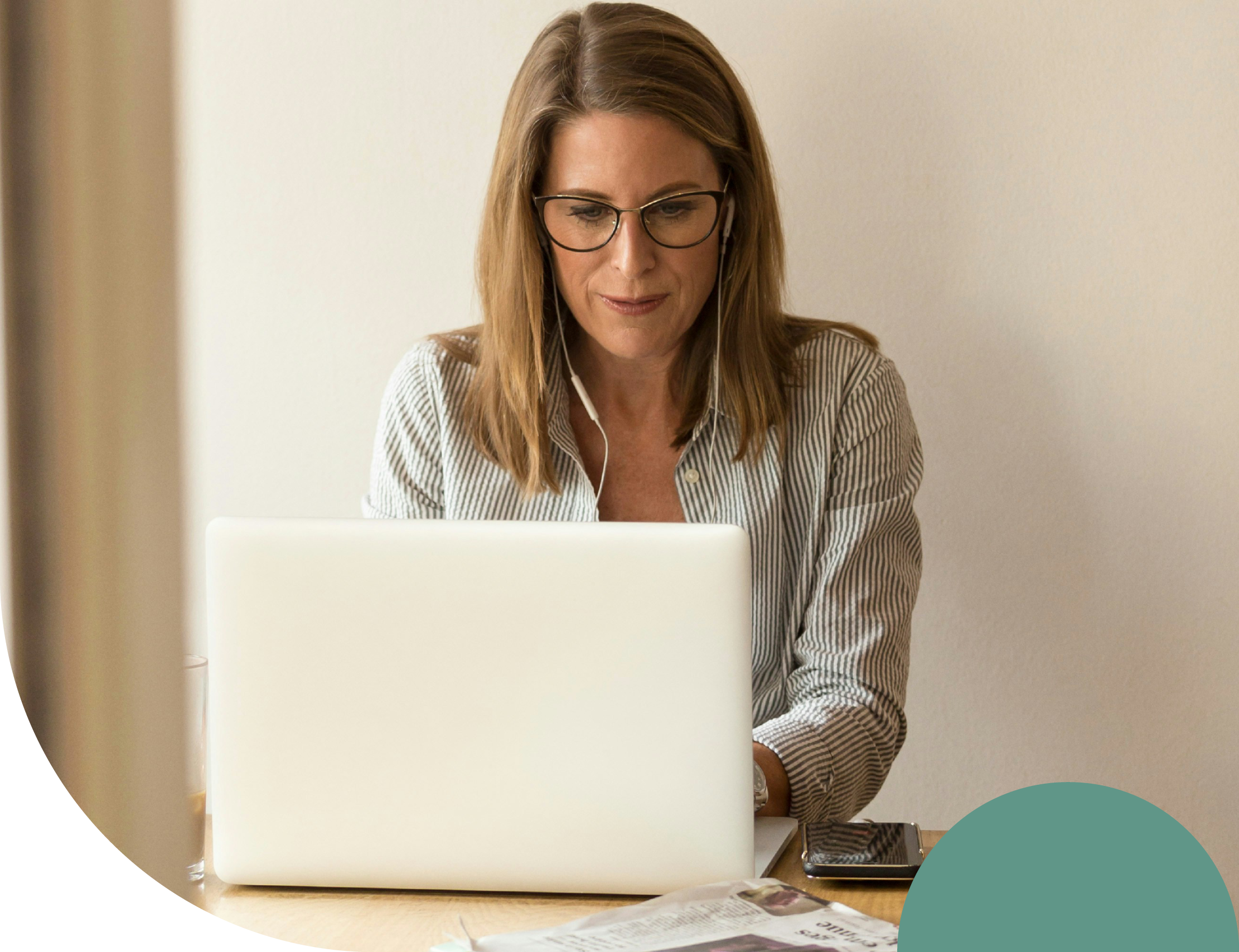 femme-avec-ecouteurs-devant-ordinateur