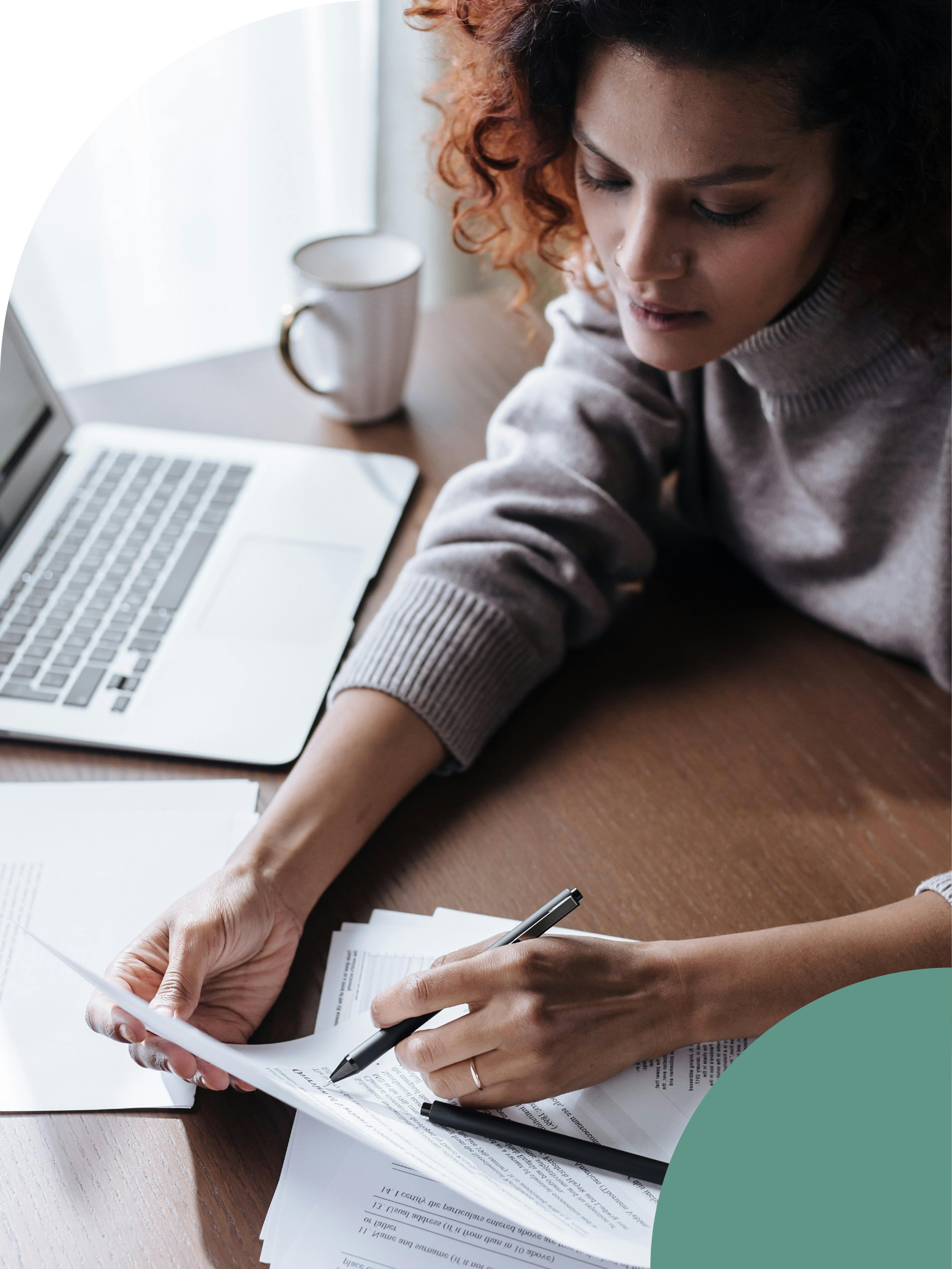 personne-lisant-documents