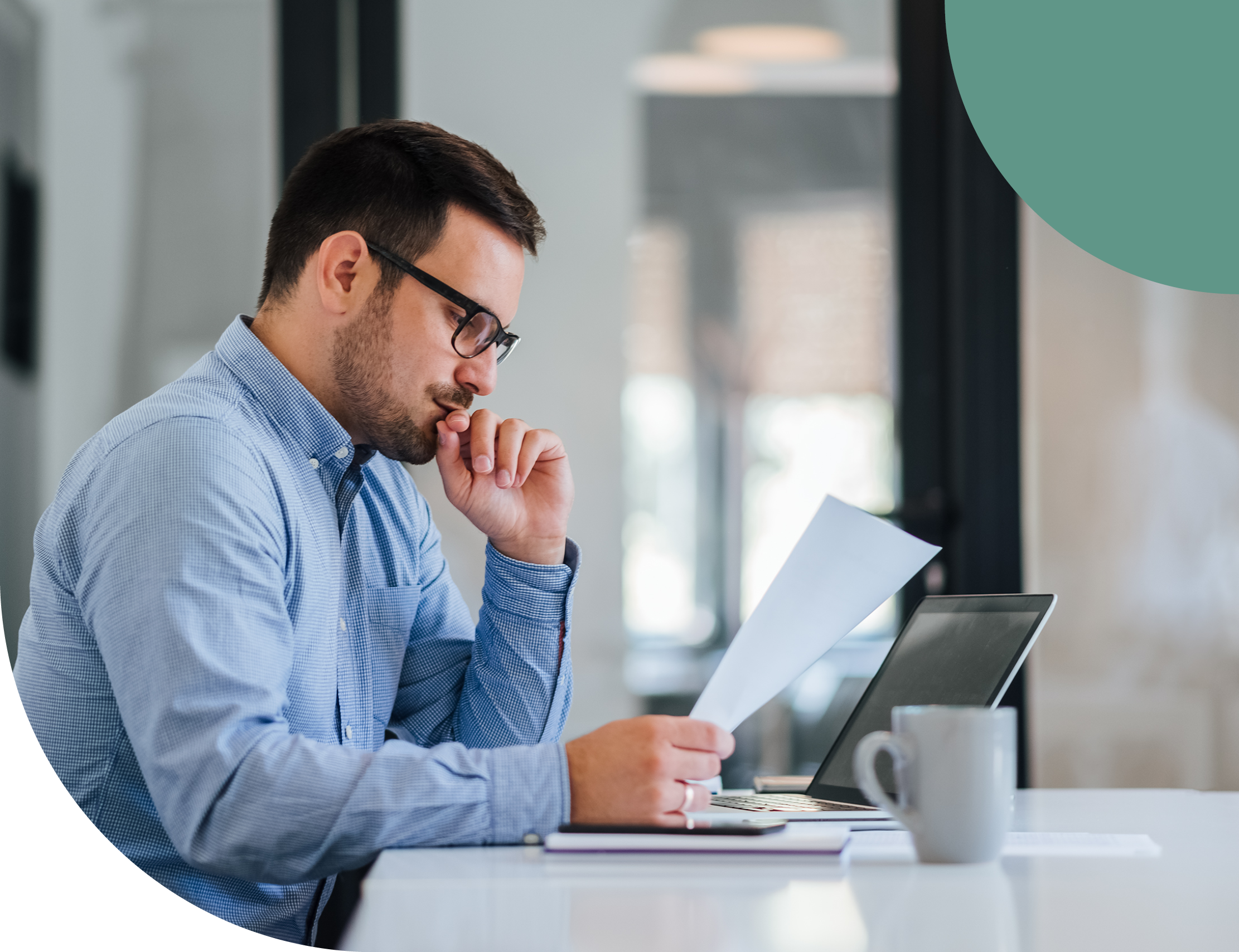 entrepreneur-lisant-dubitatif