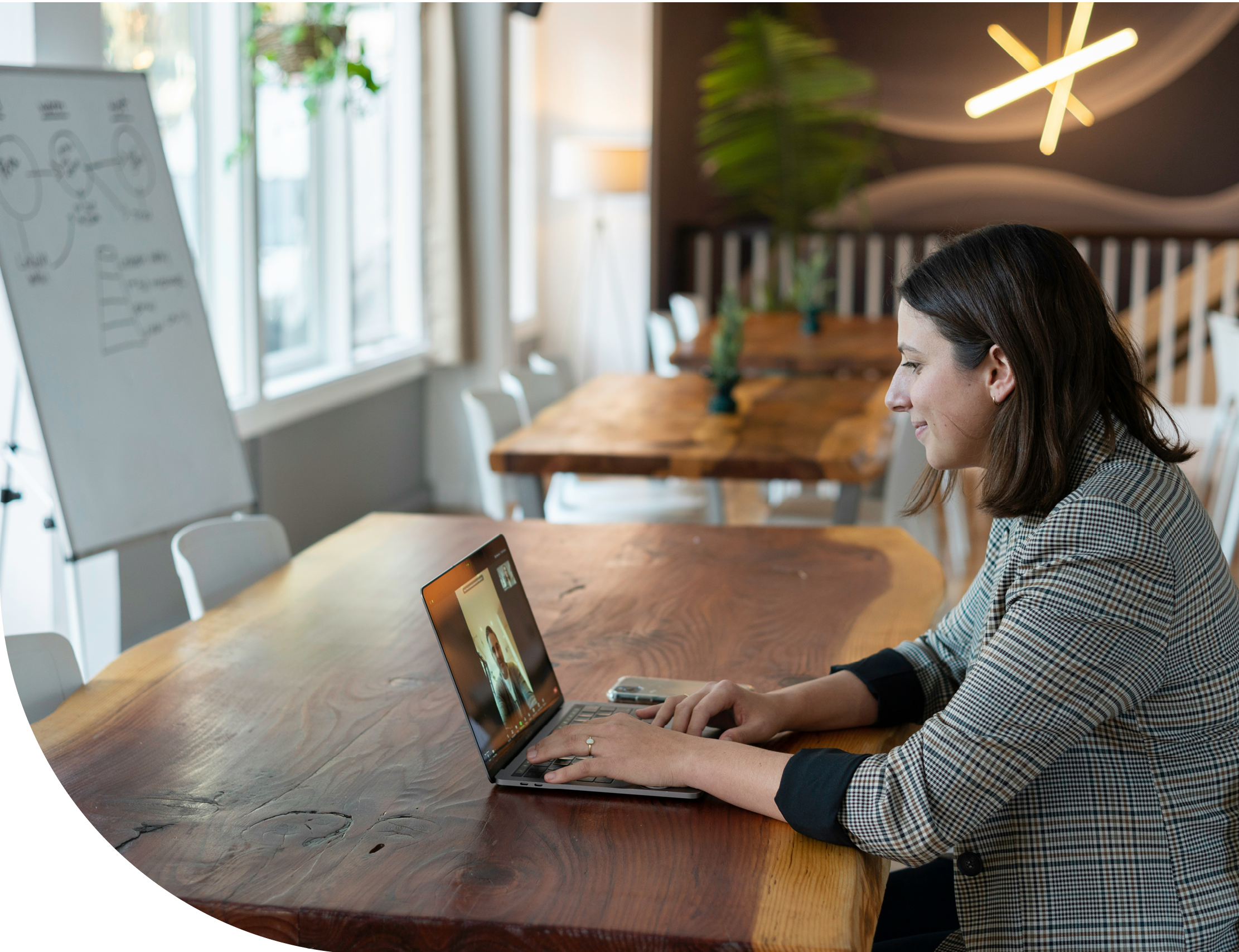 entrepreneuse-souriante-devant-reunion-en-ligne