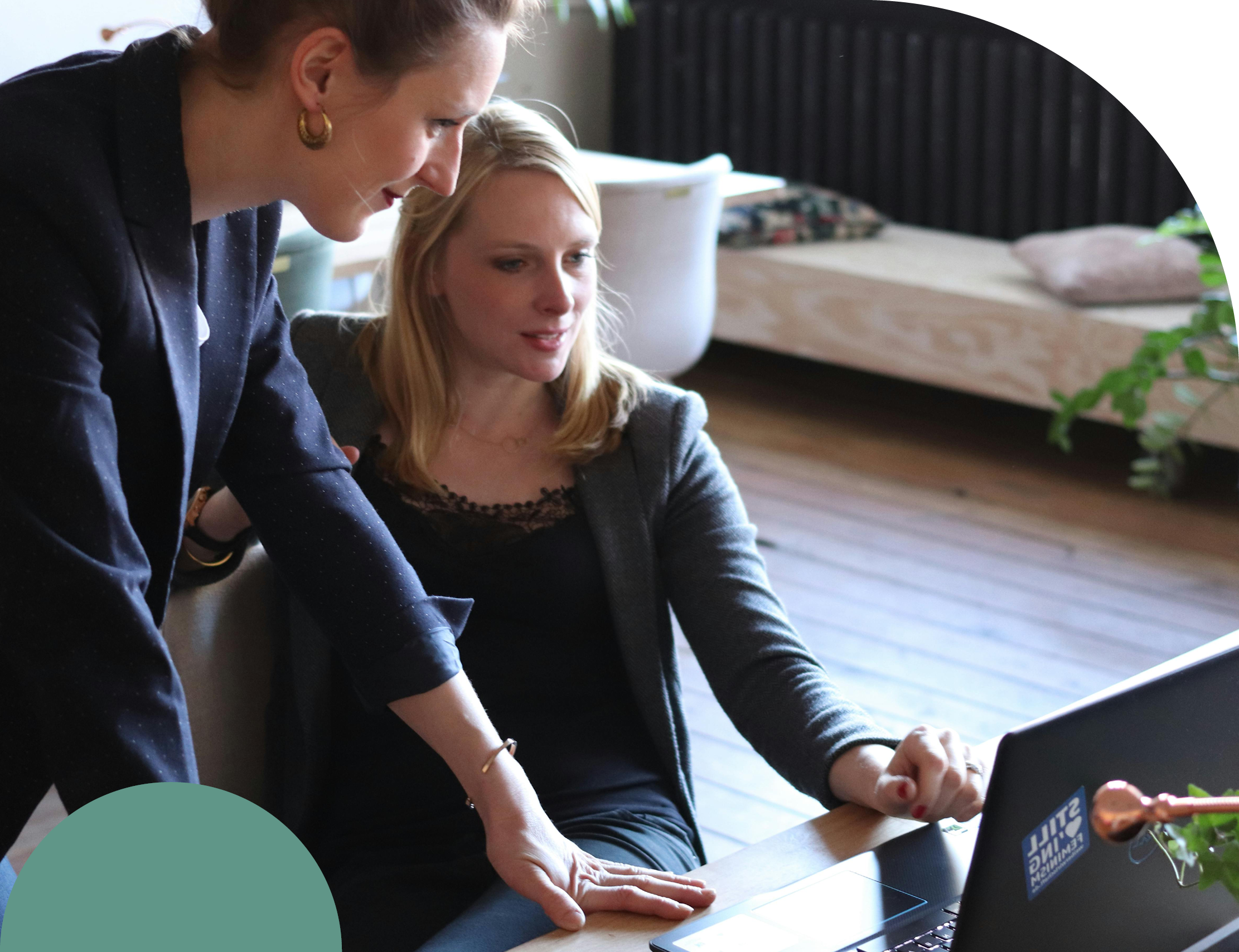 deux-entrepreneuses-regardant-ecran-ordinateur