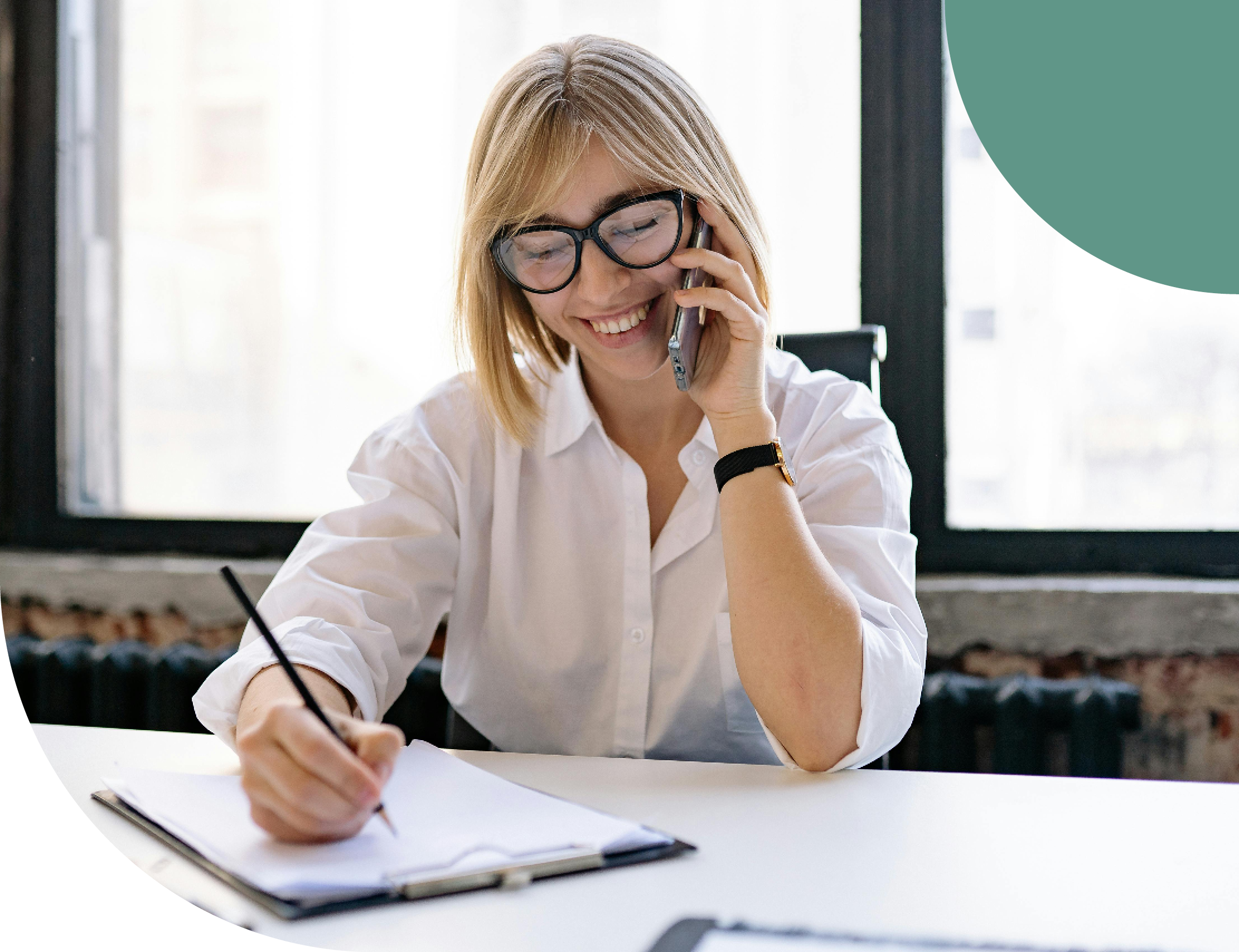 entrepreneuse-souriante-au-telephone